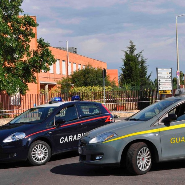 guardia di finanza carabinieri 01 - QUADRATA